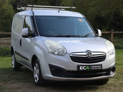 Begagnad Vauxhall Combo Sportive 95 HK (69 kW) 2017 Silver Minibuss