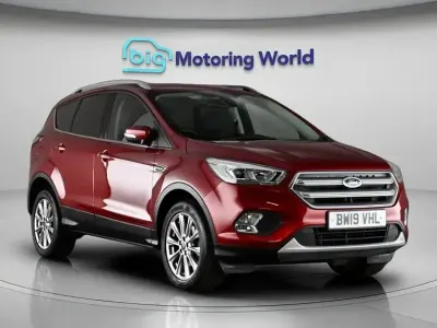 Käytetty Ford Kuga Titanium 120 HP (88 kW) 2019 Punainen Katumaasturi