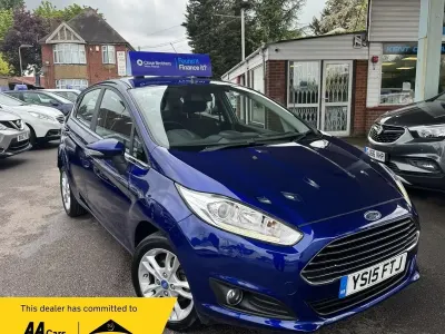 Używany Ford Fiesta Zetec 2015 Niebieski Hatchback