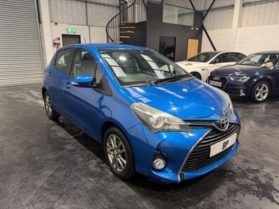 Used Toyota Yaris 99 HP (72 kW) 2015 Blue Hatchback