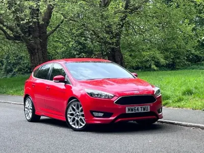 Usado Ford Focus Zetec 125 CV (91 kW) 2014 Rojo Utilitario