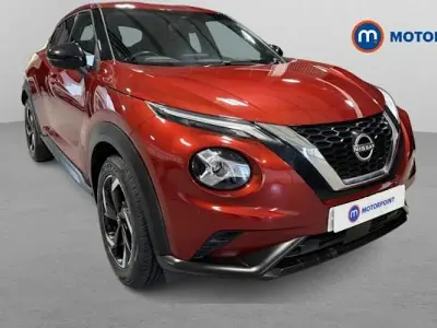 Begagnad Nissan Juke N-Connecta 114 HK (83 kW) 2023 Röd SUV