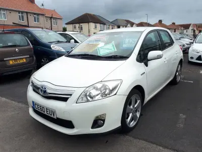 Used Toyota Auris Hybrid T4 134 HP (98 kW) 2010 White Hatchback
