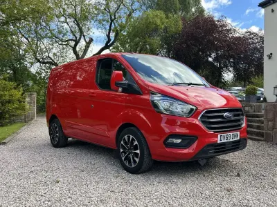 Used Ford Transit Custom Limited 130 HP (95 kW) 2019 Red Van