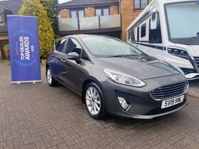 Usado Ford Fiesta Titanium 120 CV (88 kW) 2019 Gris Utilitario