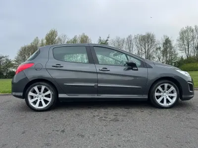 Usado Peugeot 308 Active 112 HP (82 kW) 2013 Cinzento Citadino