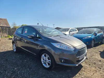 Usado Ford Fiesta Zetec 2016 Cinzento Citadino
