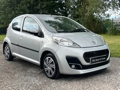 Gebraucht Peugeot 107 Active 68 PS (50 kW) 2013 Silber Kleinwagen