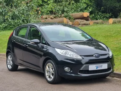 Begagnad Ford Fiesta Zetec 2012 Svart Halvkombi