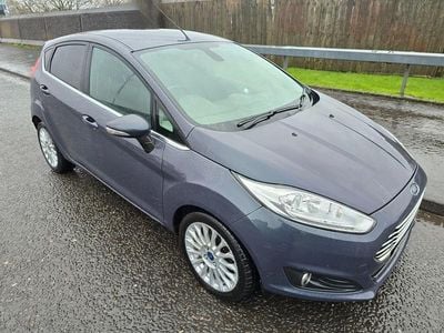 Usado Ford Fiesta Titanium 125 HP (91 kW) 2013 Cinzento Citadino