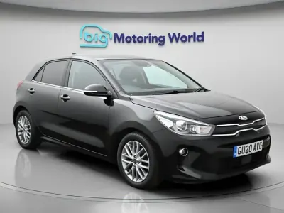 Begagnad Kia Rio 99 HK (72 kW) 2020 Svart Halvkombi
