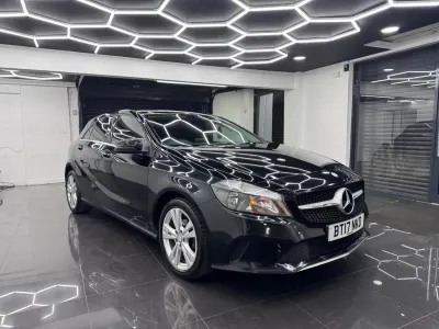 Begagnad Mercedes A180 2017 Svart Halvkombi