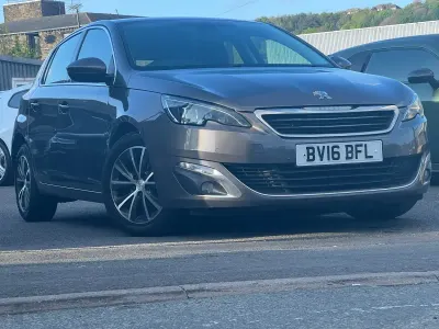 Usado Peugeot 308 Allure 120 CV (88 kW) 2016 Gris Utilitario