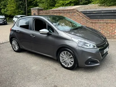 Used Peugeot 208 Signature Sky 82 HP (60 kW) 2019 Grey Hatchback