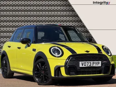 Usado Mini Cooper Hatch 136 CV (100 kW) 2023 Amarillo Utilitario