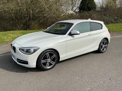 Used BMW 116 Sport Line 2014 Pearlescent white Hatchback