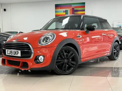 Usado Mini Cooper Hatch 136 CV (100 kW) 2019 Naranja Utilitario