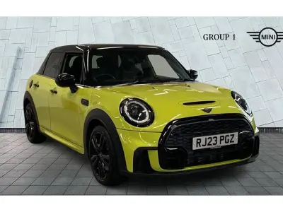 Begagnad Mini Cooper S Comfort 178 HK (130 kW) 2023 Gul Halvkombi