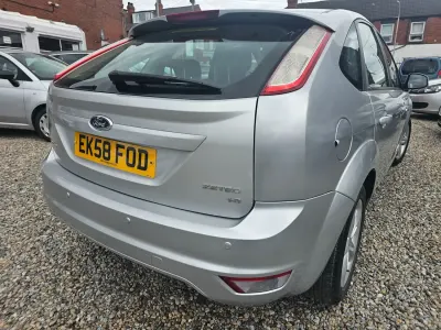 Begagnad Ford Focus Zetec 100 HK (73 kW) 2008 Silver Halvkombi