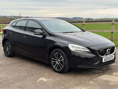 Gebraucht Volvo V40 Momentum 120 PS (88 kW) 2019 Schwarz Kleinwagen