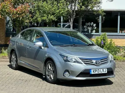 Usado Toyota Avensis 2013 Gris Berlina