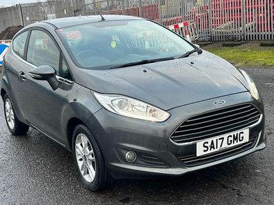 Usado Ford Fiesta Zetec 82 CV (60 kW) 2017 Gris Utilitario
