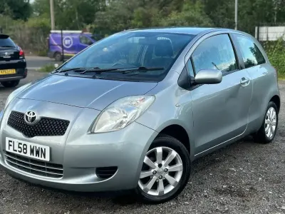 Begagnad Toyota Yaris 69 HK (50 kW) 2008 Silver Halvkombi