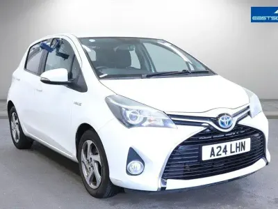 Used Toyota Yaris 101 HP (74 kW) 2015 White Hatchback