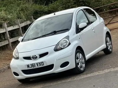Used Toyota Aygo 68 HP (50 kW) 2011 White Hatchback