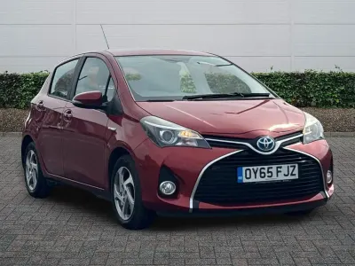 Used Toyota Yaris 100 HP (73 kW) 2015 Red Hatchback