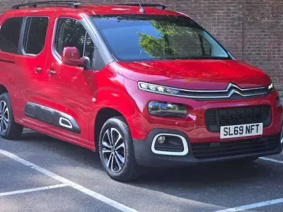 Usado Citroën Berlingo Flair 131 CV (96 kW) 2019 Rojo Monovolumen