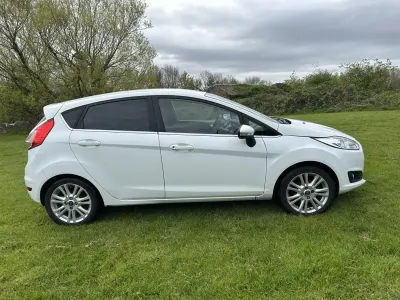 Usado Ford Fiesta Zetec 75 HP (55 kW) 2014 Branco Citadino