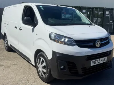 Second-hand Vauxhall Vivaro 100 CP (73 kW) 2022 Alb Monovolum