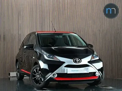 Begagnad Toyota Aygo x-press 69 HK (50 kW) 2017 Svart Halvkombi
