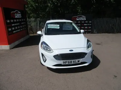 Used Ford Fiesta Zetec 70 HP (51 kW) 2018 White Hatchback