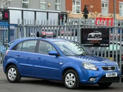 Begagnad Kia Rio 95 HK (69 kW) 2011 Blå Halvkombi