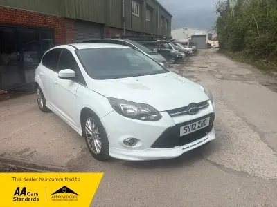 Begagnad Ford Focus Zetec 2012 Vit Halvkombi