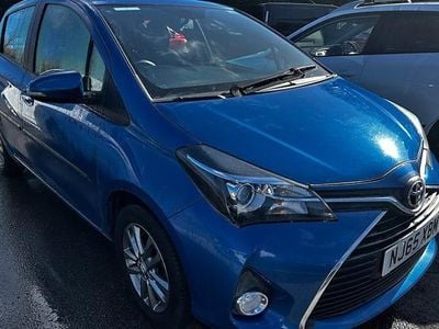 Used Toyota Yaris 99 HP (72 kW) 2015 Blue Hatchback