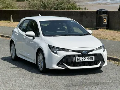 Used Toyota Corolla 122 HP (89 kW) 2022 White Hatchback