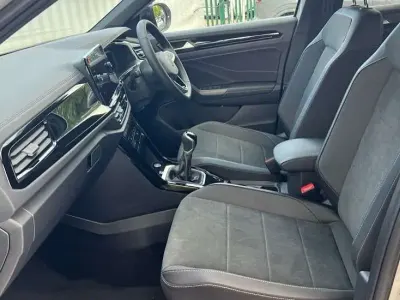 Usado VW T-Roc Design 115 HP (84 kW) 2025 Cinzento SUV
