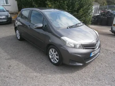 Używany Toyota Yaris 101 KM (74 kW) 2013 Szary Hatchback