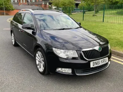 Usado Skoda Superb SE 105 CV (77 kW) 2011 Negro Familiar
