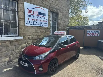 Begagnad Toyota Yaris Design 2017 Röd Halvkombi