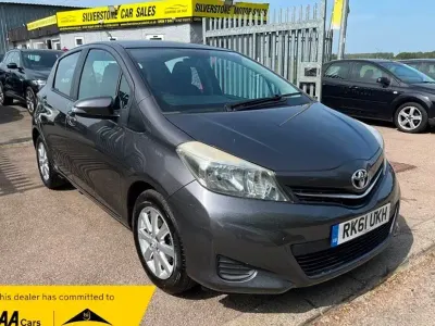 Begagnad Toyota Yaris 99 HK (72 kW) 2012 Grå Halvkombi