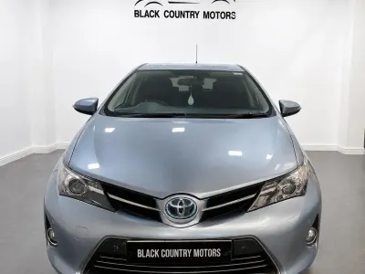 Used Toyota Auris Hybrid 134 HP (98 kW) 2014 Blue Hatchback