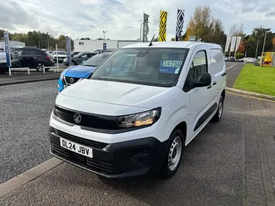 Używany Vauxhall Combo 100 KM (73 kW) 2024 Biały Van
