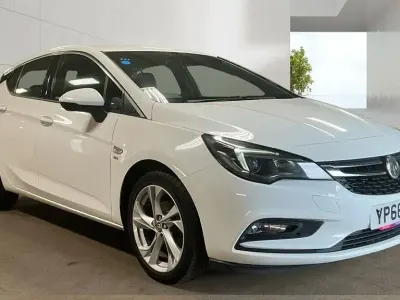Used Vauxhall Astra SRi 150 HP (110 kW) 2016 White Hatchback