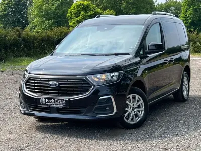 Käytetty Ford Tourneo Connect Titanium 122 HP (89 kW) 2023 Musta Tila-auto
