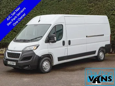 Usado Peugeot Boxer Premium 140 CV (102 kW) 2023 Blanco Van