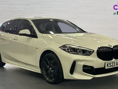 Usado BMW 118 M Sport 136 HP (100 kW) 2023 Branco Citadino